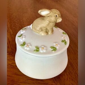 Vintage Winthrop Rabbit Holly Hobbie Figurine Trinket Box. EUC. Easter gift!
